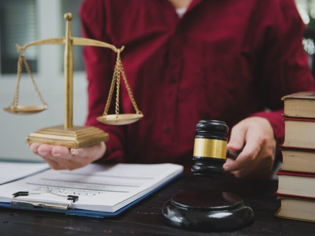 What Is the Difference Between a Personal Injury Settlement and Going to Trial?