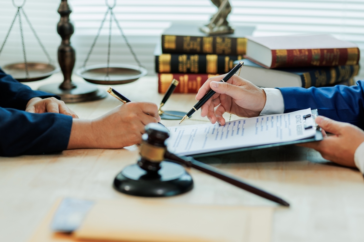 lawyer explaining the Personal Injury Case Duration