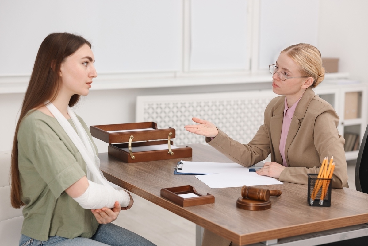 Personal injury lawyer in Newark NJ consulting with an injured client during a free legal consultation