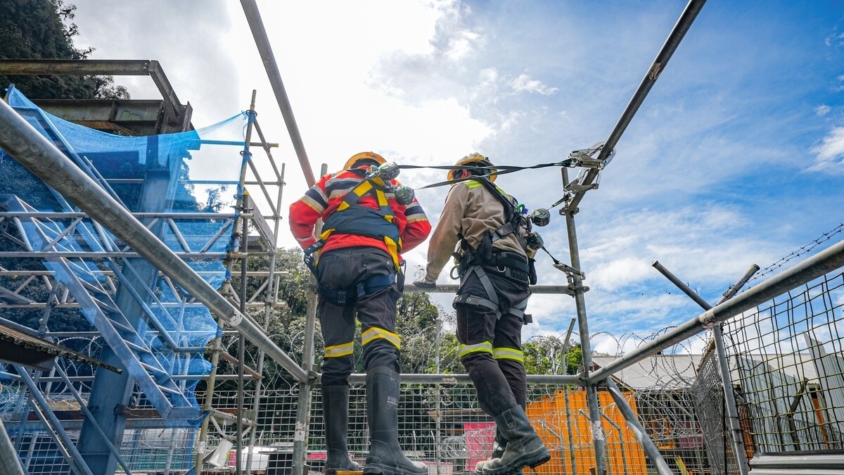 Work-site accident lawyer in Hempstead helping injured construction workers on scaffolding